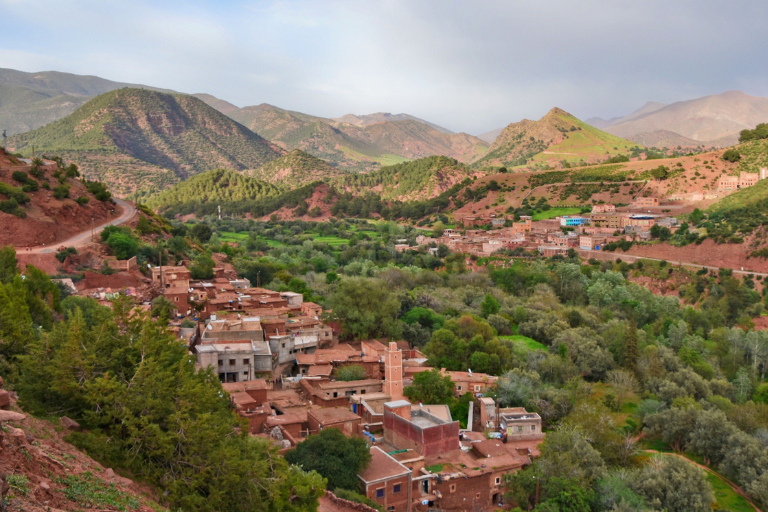 Paysage verdoyant d'un village berbère niché au creux des montagnes de l'Atlas.